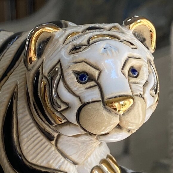 White Tiger - De Rosa Collection #773 - Hand Carved and Painted Ceramic Figurine - Picture 1 of 10